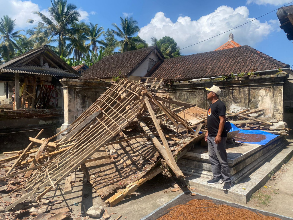 Bangunan Balai Adat Roboh di Banjar Beng, Desa Carangsari, Kecamatan Petang Tanggal 21 Juli 2024